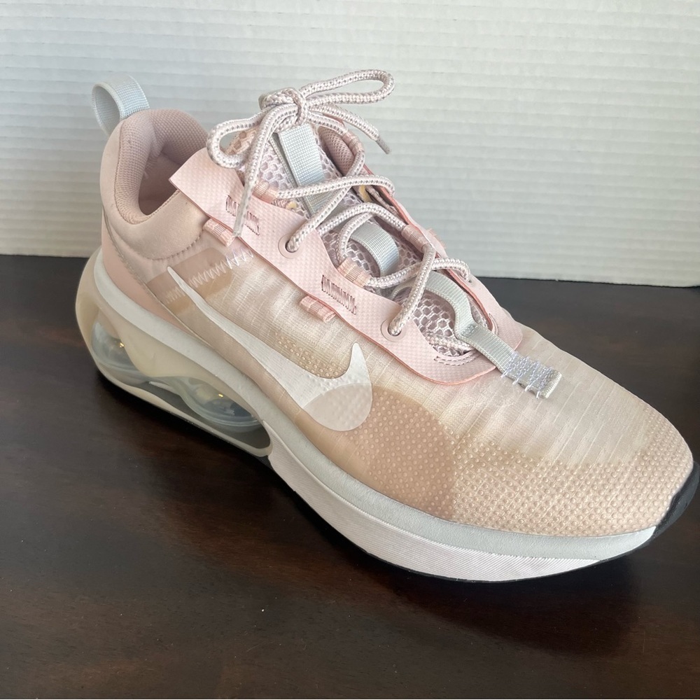 NWOB Women’s Pink Nike Air Max STYLE DA1923-600 Size 10